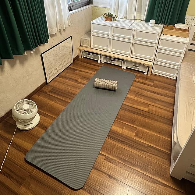 small-apartment-yoga-equipment-storage